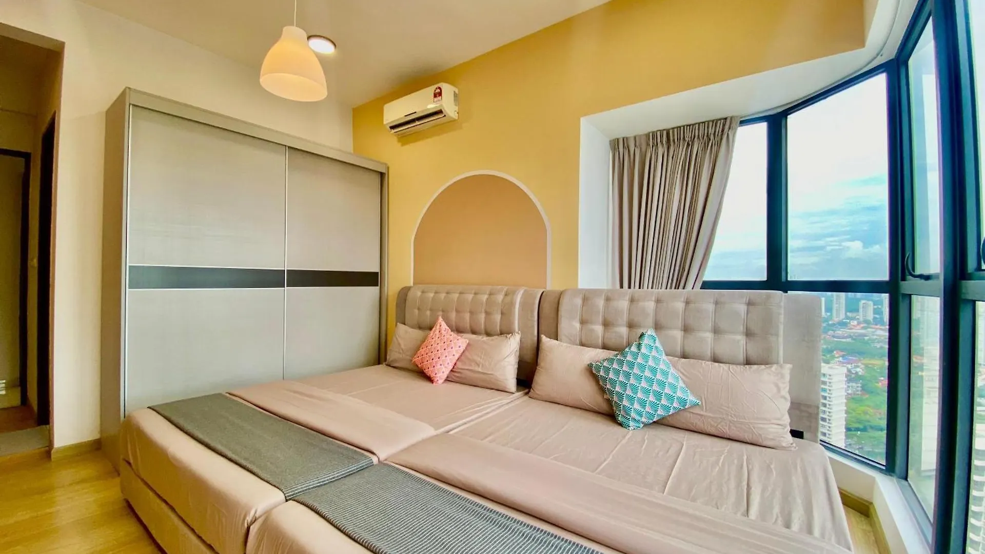 淡雅柔和海景套房四卧四卫12-16人适合家庭入住 金海湾danga Bay Johor Bahru 0*,  Malaysia