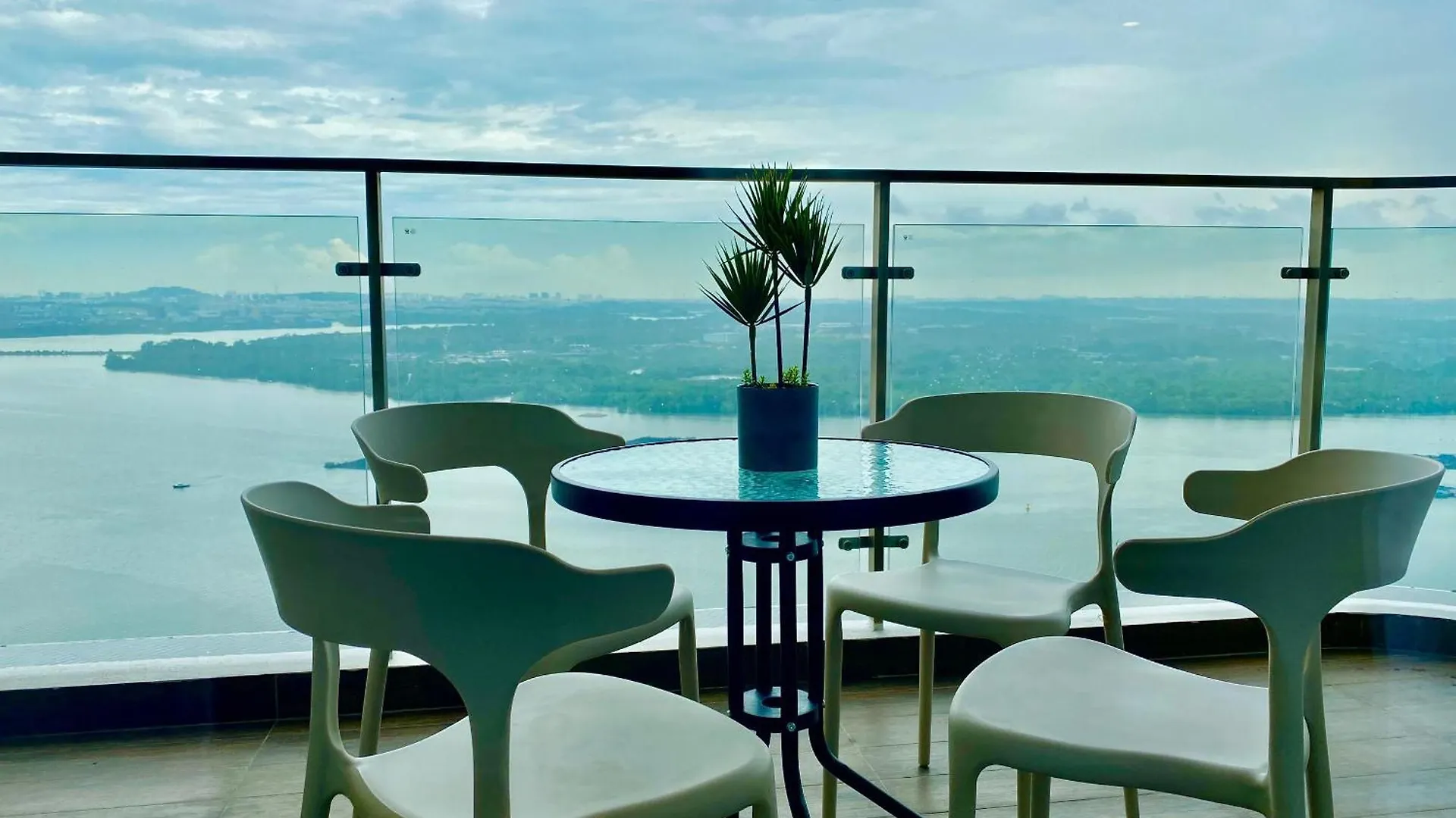 Apartment 淡雅柔和海景套房四卧四卫12-16人适合家庭入住 金海湾danga Bay Johor Bahru