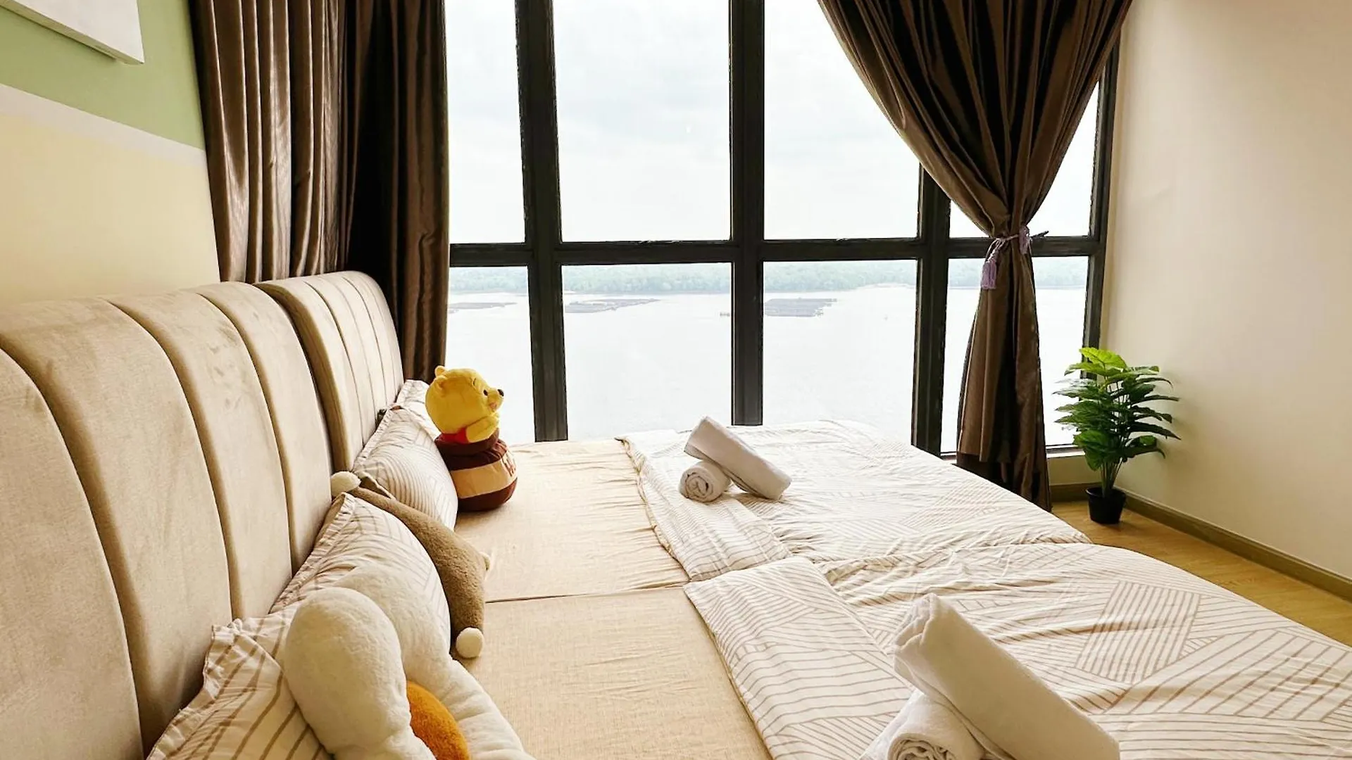 淡雅柔和海景套房四卧四卫12-16人适合家庭入住 金海湾danga Bay Johor Bahru Apartment