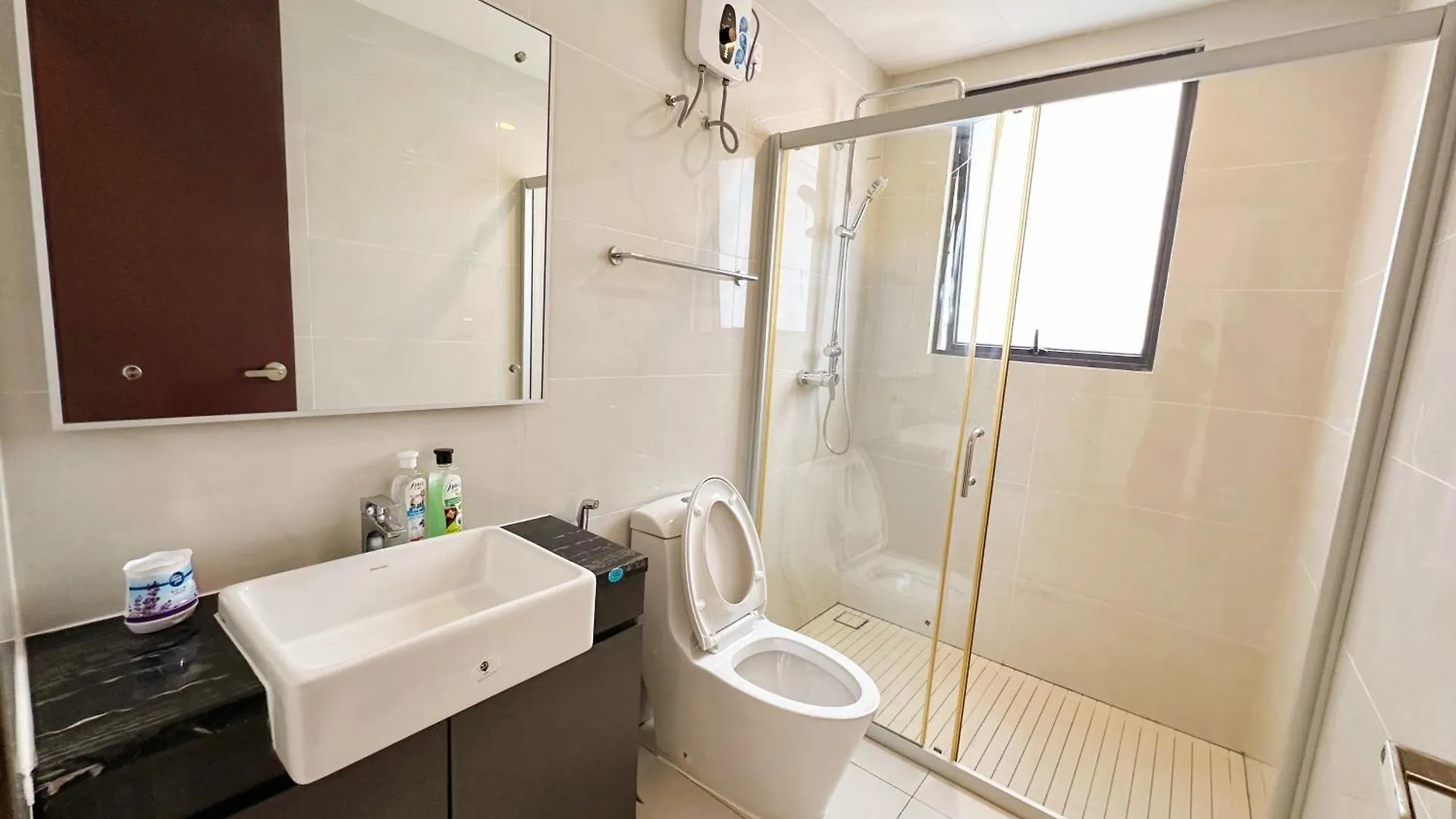 淡雅柔和海景套房四卧四卫12-16人适合家庭入住 金海湾danga Bay Johor Bahru Apartment