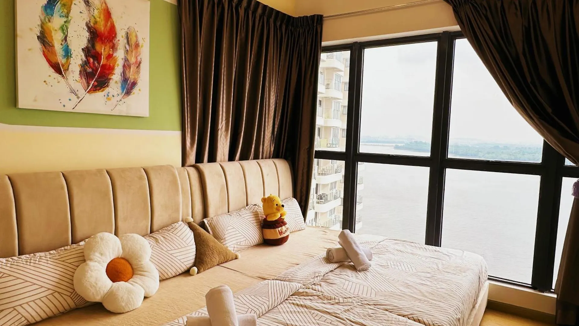 Apartment 淡雅柔和海景套房四卧四卫12-16人适合家庭入住 金海湾danga Bay Johor Bahru Malaysia