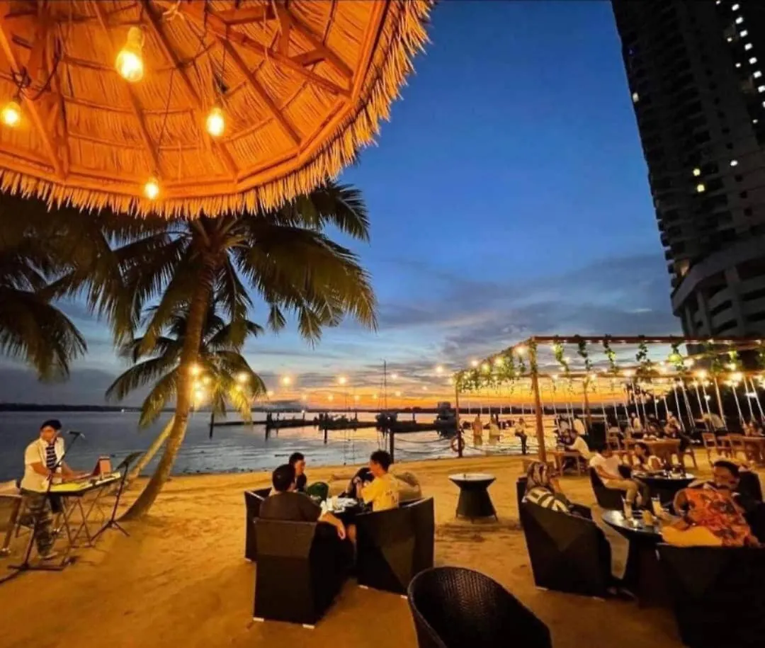 Apartment 淡雅柔和海景套房四卧四卫12-16人适合家庭入住 金海湾danga Bay Johor Bahru
