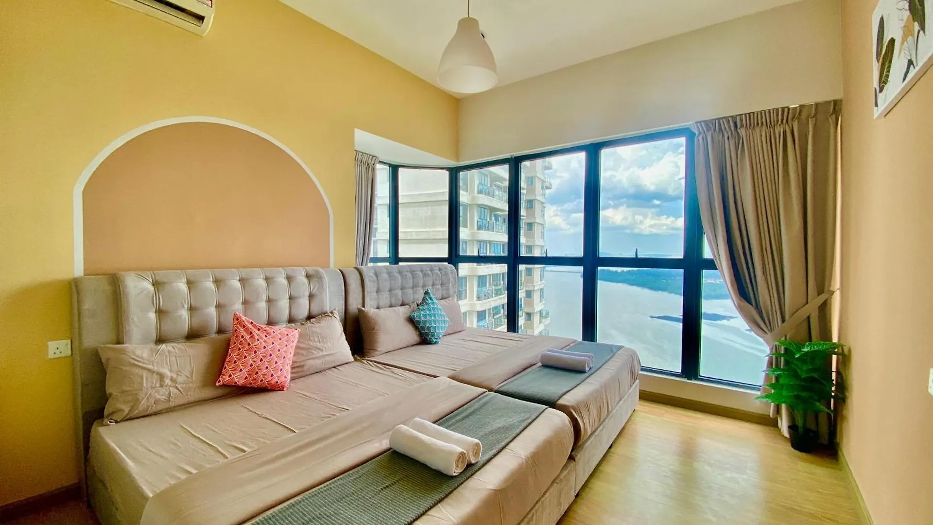 淡雅柔和海景套房四卧四卫12-16人适合家庭入住 金海湾danga Bay Johor Bahru Apartment