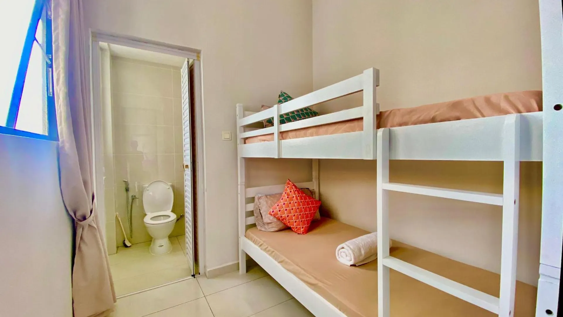 Apartment 淡雅柔和海景套房四卧四卫12-16人适合家庭入住 金海湾danga Bay Johor Bahru Malaysia