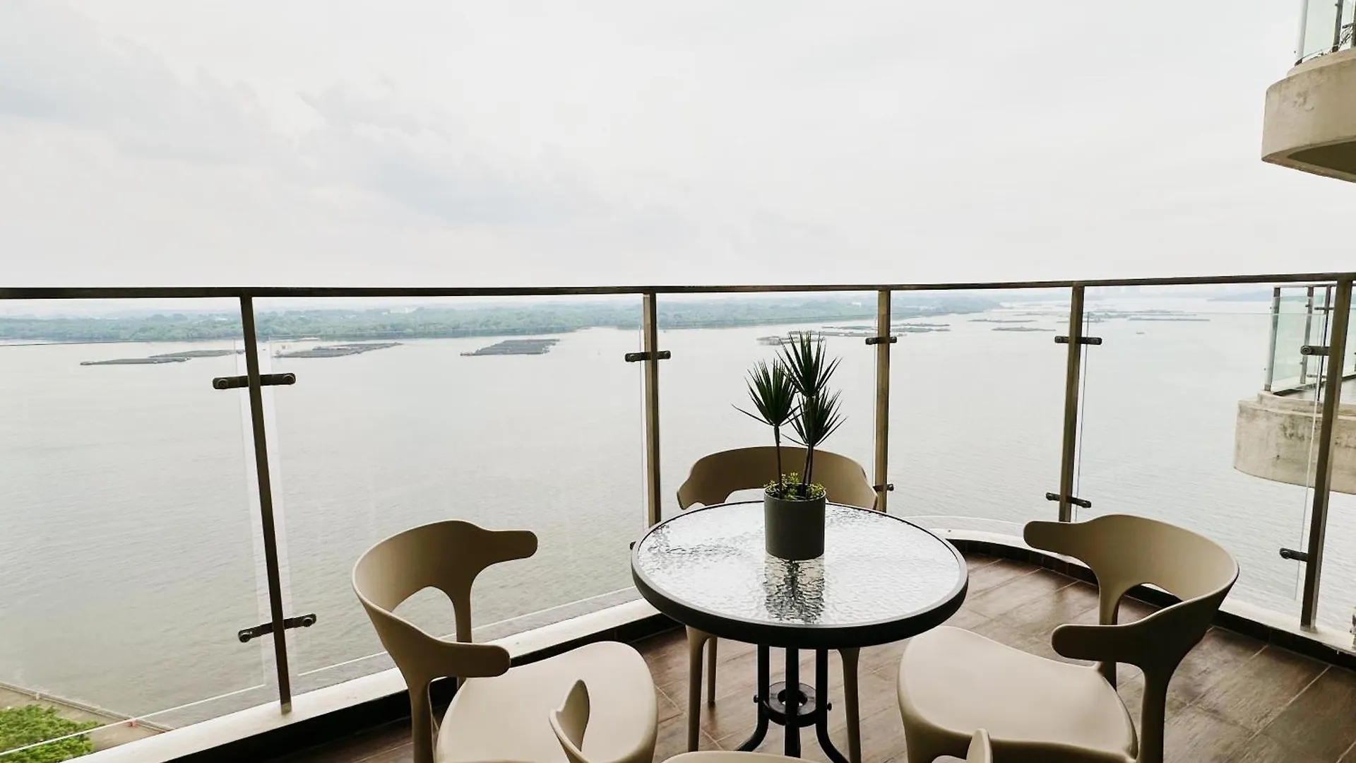 Apartment 淡雅柔和海景套房四卧四卫12-16人适合家庭入住 金海湾danga Bay Johor Bahru