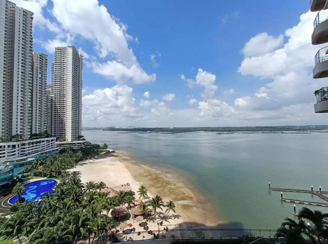 Apartment 淡雅柔和海景套房四卧四卫12-16人适合家庭入住 金海湾danga Bay Johor Bahru