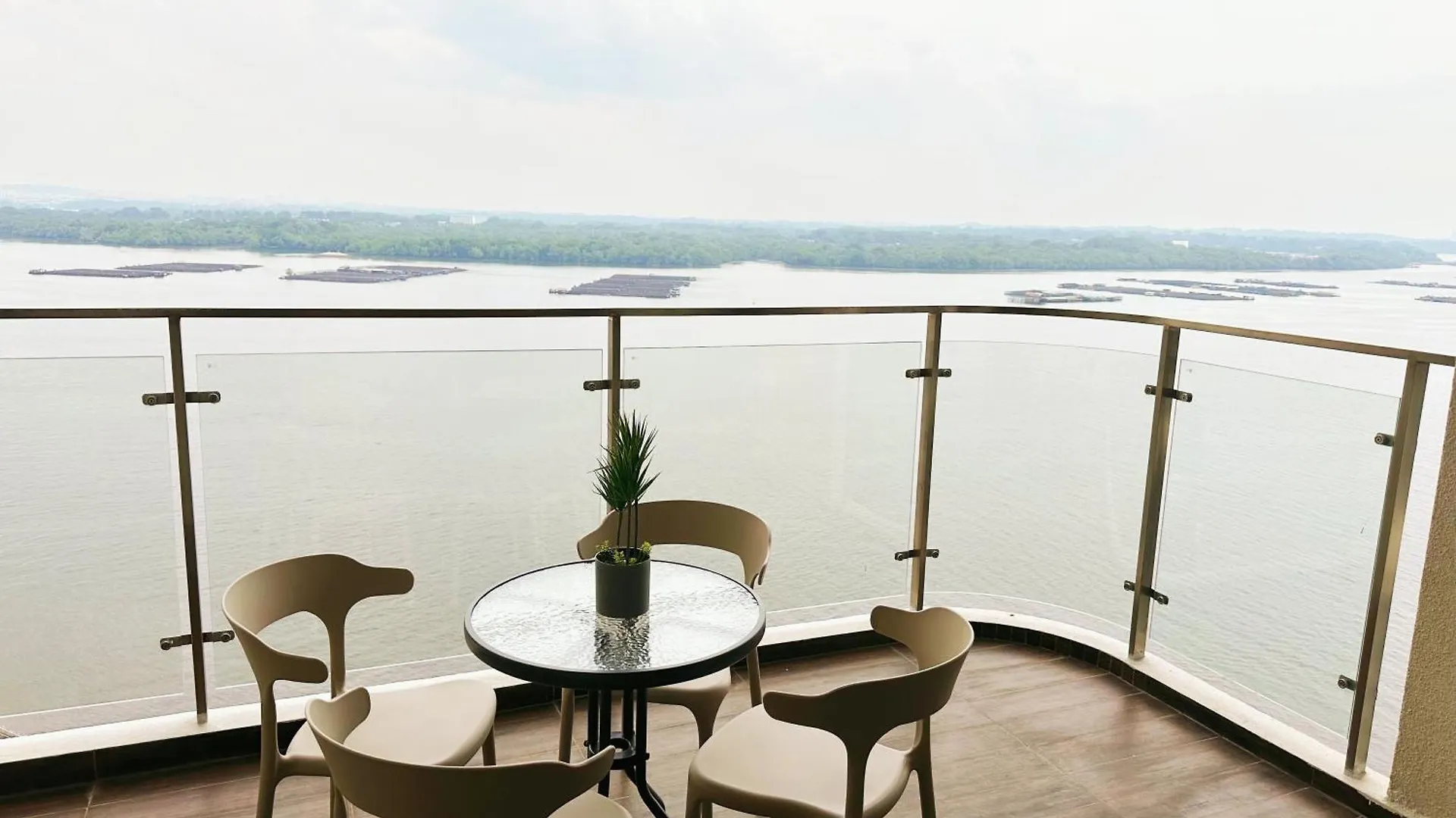 Apartment 淡雅柔和海景套房四卧四卫12-16人适合家庭入住 金海湾danga Bay Johor Bahru
